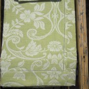 Asciugamani, tessitura artigianale in misto lino/cotone, con disegno giglio e finitura a punto giorno, color verde muschio.